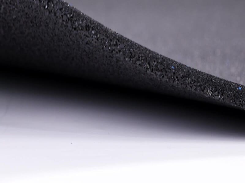 اللفائف المطاطية مقابل البلاط المتشابك